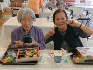 ピースをするご利用者様