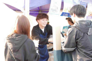 ユナイテッド喜入感謝祭のユナマルシェとキッチンカーエリアの賑わい