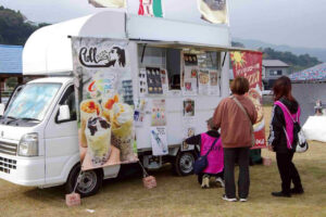 ユナイテッド喜入感謝祭のユナマルシェとキッチンカーエリアの賑わい