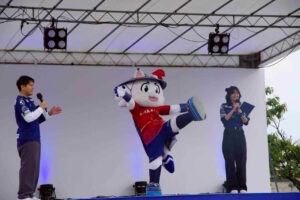 ユナイテッド喜入感謝祭のステージ企画を楽しむ来場者の様子