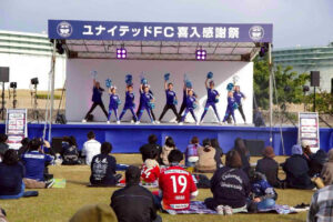 ユナイテッド喜入感謝祭のステージ企画を楽しむ来場者の様子