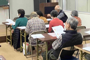 玉里団地お達者クラブで介護施設について説明する様子