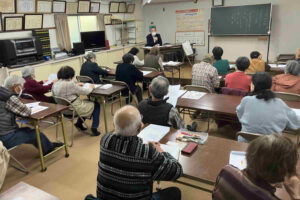 玉里団地お達者クラブで介護施設について説明する様子