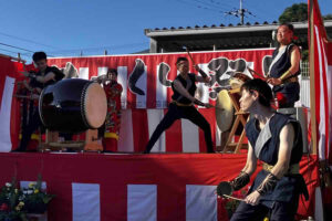 せっくい祭りのステージでにこにこ太鼓を演奏する様子