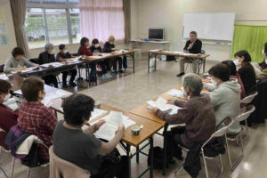 谷山中央合同ふれあい会食にて終活の講義をしている場面