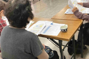 谷山中央合同ふれあい会食にて終活の講義をしている場面