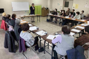 谷山中央合同ふれあい会食にて終活の講義をしている場面