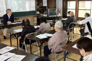 一番組お達者クラブで介護施設について説明する様子
