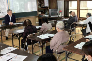 一番組お達者クラブで介護施設について説明する様子