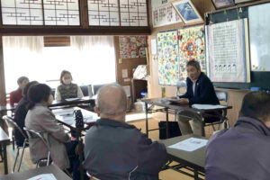 一番組お達者クラブで介護施設について説明する様子