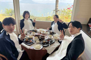 内定者歓迎会で食事を楽しみながら交流する内定者と先輩スタッフ