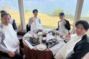 食事を囲みながら先輩の話を聞く内定者歓迎会の様子