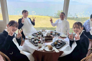 和やかな雰囲気の中で行われた内定者歓迎会の食事風景