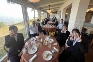 内定者と先輩スタッフが一緒に食事を楽しむ歓迎会のひとコマ