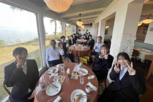 入職前の交流を深める内定者歓迎会の食事シーン