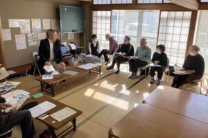 終活の方法について質問を受けている様子