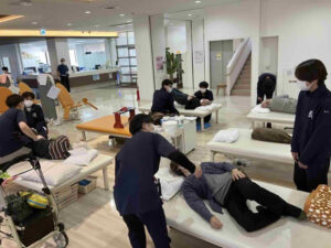 デイケアリハビリセンター前之浜で高校生1日体験学習としてリハビリの様子を見学している場面