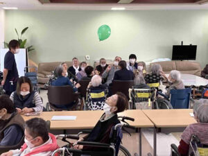 住宅型有料老人ホームニコニコハウスで利用者の皆さんが風船を囲んでレクリエーションを行っている様子