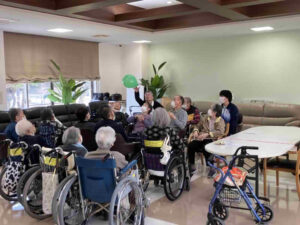 住宅型有料老人ホームニコニコハウスで利用者の皆さんが風船を使ったレクリエーションを楽しんでいる様子