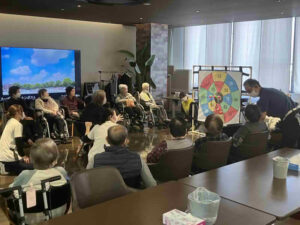デイケアリハビリセンター前之浜で多くの利用者が参加したレクリエーション会場の様子