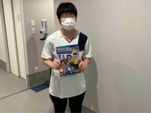 鳳凰高校フリーマガジン「Mマガ」を手にするうすきの里のスタッフ