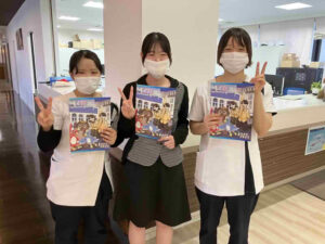 鳳凰高等学校フリーマガジン「Mマガ」を紹介するニコニコタウンきいれのスタッフ