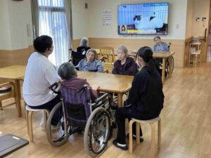 鹿児島商業高校の生徒が特別養護老人ホームたにやまの里で利用者様と交流する1日体験学習の様子