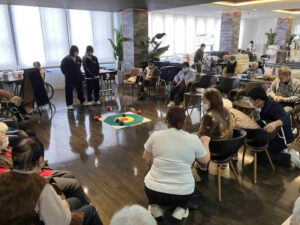 開陽高校の生徒がデイケアリハビリセンター前之浜で利用者と交流しながらレクリエーションを体験する様子