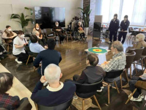 開陽高校の生徒がデイケアリハビリセンター前之浜でレクリエーションを見学し介護現場を学ぶ体験学習