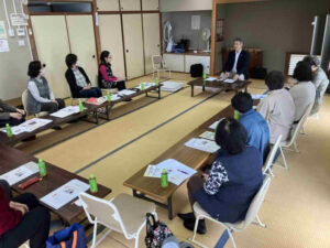 あかね会高齢者クラブで介護施設の種類と選び方について説明する出張福祉講座