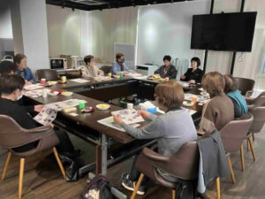 坂之上地域で開催された福祉相談会で、参加者が資料を見ながら介護に関する悩みや情報を共有している様子