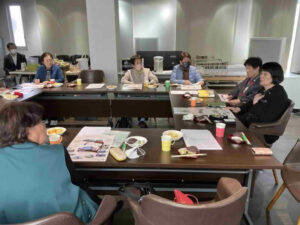 鹿児島市坂之上地域のかごサポで開催された福祉相談会。介護施設の選び方や費用について地域住民が相談・意見交換している様子