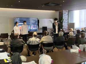 開陽高等学校の生徒がデイケアリハビリセンター前之浜で施設説明を受けている様子