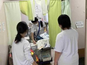 老人保健施設サンシャインきいれで職員の業務を見学する高校生の様子