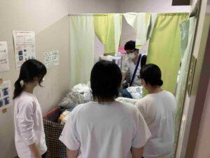 スタッフのサポートのもと介護業務を見学する開陽高等学校の生徒の様子