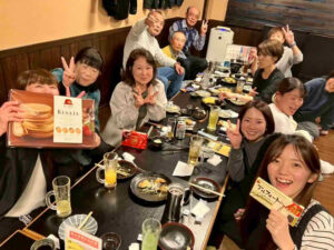 看護師や医療スタッフが参加した親睦会でテーブルを囲み交流する様子（鹿児島・ニコニコタウンきいれ）