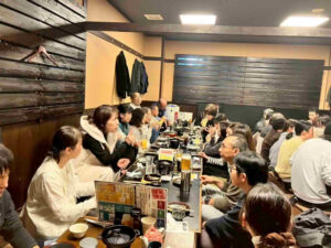 多くの医療スタッフが参加し活発にコミュニケーションをとる親睦会の会場全体