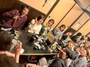 若手看護師やスタッフが笑顔でピースサインをする親睦会の様子