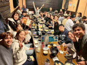 医療・介護スタッフが一体感を持って写る親睦会の記念写真