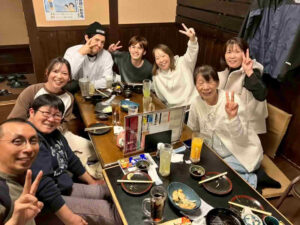 スタッフ同士が近い距離で会話を楽しむ親睦会のテーブル風景