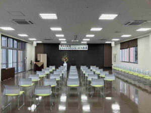 ニコニコタウンきいれで開催された2026年度入社式の会場準備の様子