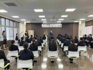 ニコニコタウンきいれ入社式の全体風景　多くの職員が参列する様子