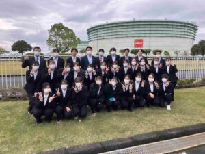 ENEOS喜入基地にて新人研修の一環で見学を行い集合写真を撮影した様子