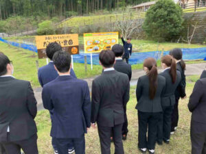 グリーンファームにて地域資源や農業の取り組みについて説明を受ける新入職員の様子