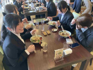 グリーンファーム内の農園レストランだいだいで昼食を楽しむ新入職員の様子