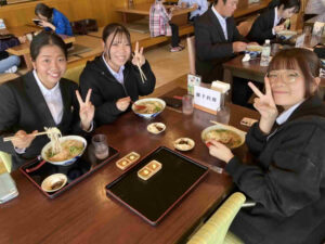 地域食材を使用した料理を囲みながら交流する新入職員の様子