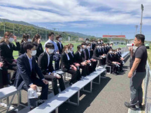 鹿児島ユナイテッドFCの施設ユニータにてクラブハウスや地域連携について説明を受ける様子