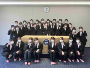 ユニータの施設内にて見学後に撮影した新入職員の集合写真