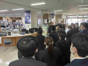 鹿児島市喜入支所にて行政の役割について説明を受けながら館内を見学する様子