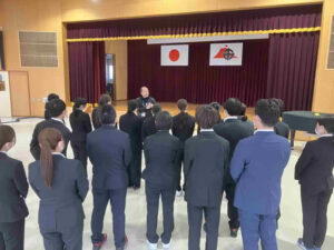 喜入支所にて地域行政や取り組みについて説明を受ける新入職員の様子